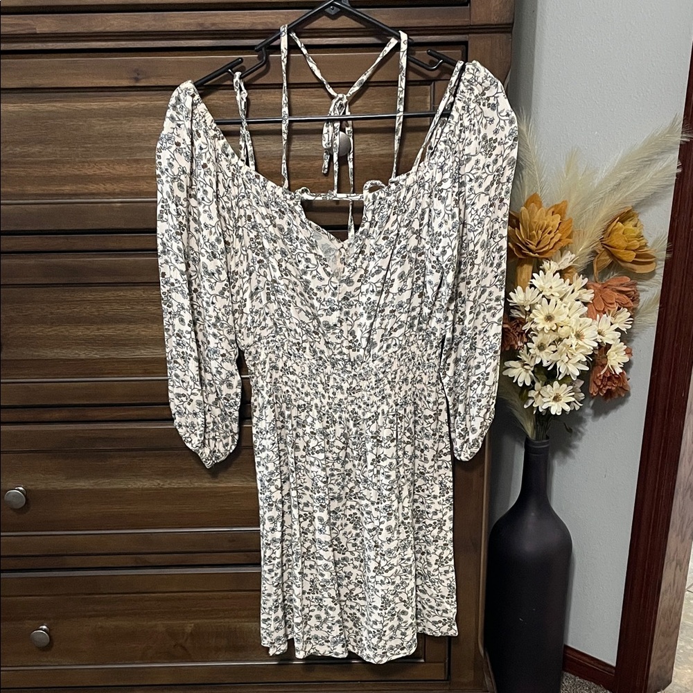 Old Navy Cream and Black Floral Long Sleeve Dress